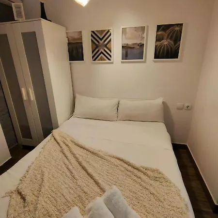 Pequeno Con Mini Piscina - No Climatizada Apartment *