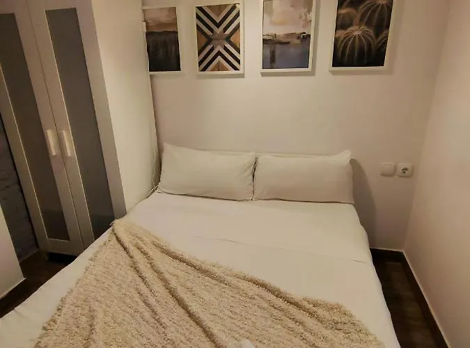 Pequeno Con Mini Piscina - No Climatizada Apartment *